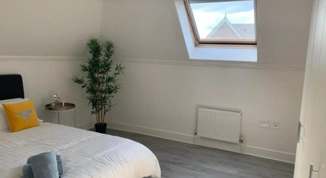 Addlestone - Large Stunning 2 bed room Apartment, Забронировать Апартаменты/квартира Отели Суррей с парковкой, Парковка