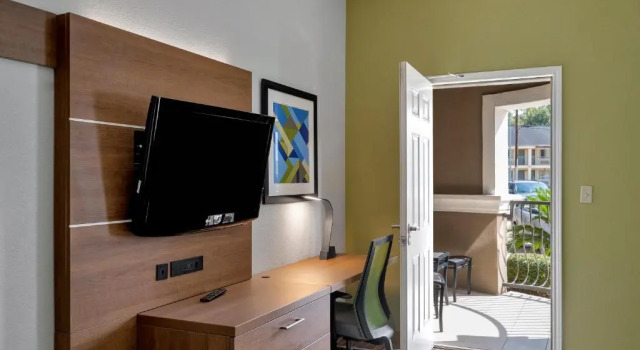 Люкс с балконом Holiday Inn Express Hotel & Suites Lufkin South by IHG