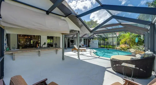 Saltwater Pool & Dock: Canal-front Cape Coral Home