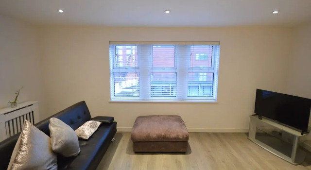 Spacious 2 Bed Flat With Parking In Bedminster