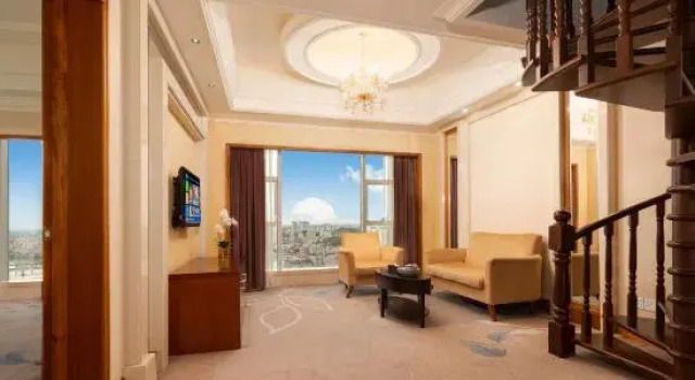 Люкс Galaxy International Holiday Hotel