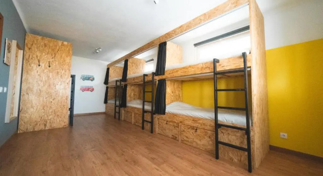 Кровать в общем номере Gundi House