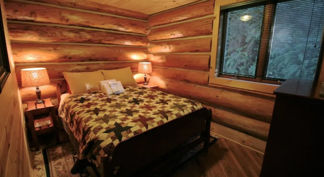 Pinecone Log Cabin, Varaa Hotelli Maple Falls 