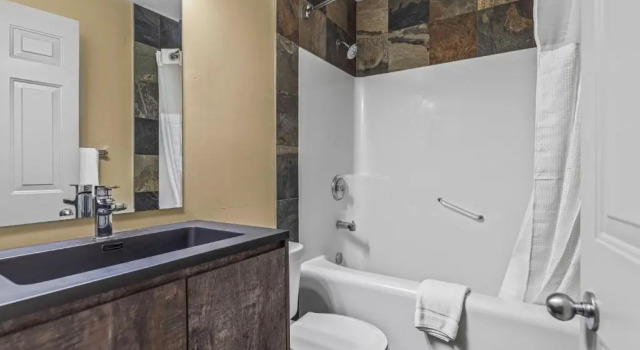 Четырёхместный номер Standard Canmore Rocky Mountain Inn