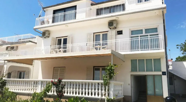 Apartment & Rooms Riva, Забронировать Апартаменты/квартира Отели Водице с парковкой, рядом с Частный Пляж Отеля «Кристина», Парковка
