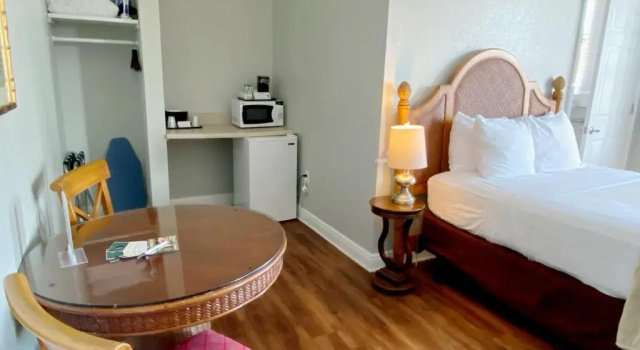 Четырёхместный номер Standard Crystal Bay Historic Hotel