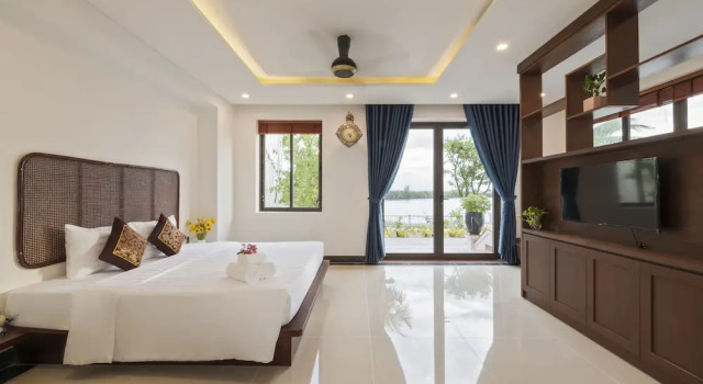 Трёхместный номер Deluxe с балконом Phuc Hung Riverside Villa