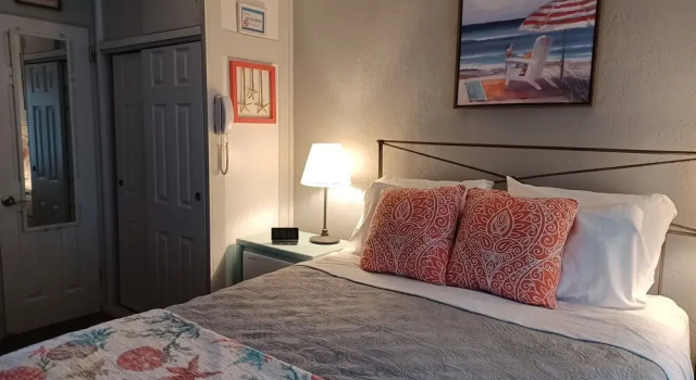 Tropic Terrace #49 - Beachfront Rental Studio Bedroom Condo by Redawning, Забронировать Апартаменты/квартира Отели Треже-Айленд с парковкой, рядом с St. Petersburg Municipal Beach, Парковка
