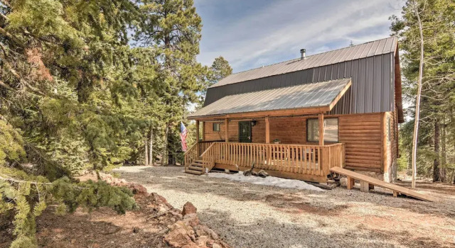 Коттедж Duck Creek Village Cabin w/ Deck on Half Acre