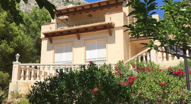 Modern Villa in a Beautiful Resort of Costa Blanca, Забронировать Курортный отель Отели Альтеа с парковкой, рядом с Русская православная церковь Св. Архангела Михаила в Альтее, Парковка
