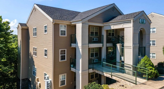 Branson Retreat w/ Pool Access ~ 3 Mi to Dtwn, Забронировать Апартаменты/квартира Отели Table Rock Lake с парковкой, Парковка