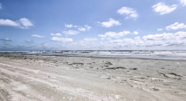 Коттедж < 1 Mi to Coast: Jamaica Beach Home w/ Pool Access