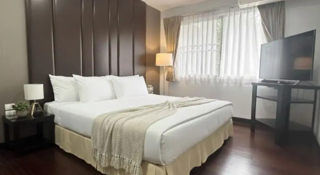 Люкс c 1 комнатой с балконом J - Town Serviced Apartments