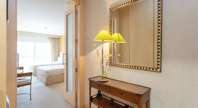 Люкс с балконом Suites del Mar Fenals Apartments