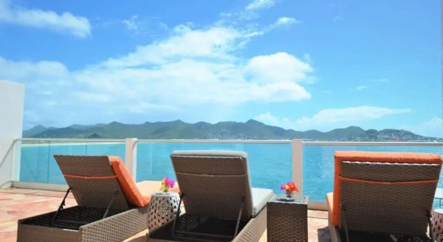 Коттедж Caribbean Chic ocean front home 3 min to beach