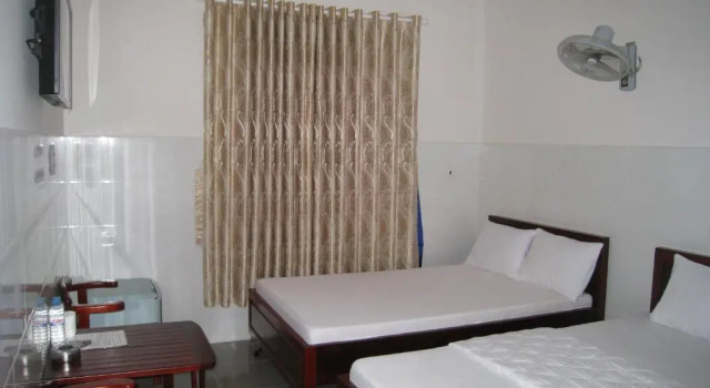 Четырёхместный номер Standard с красивым видом из окна Hoa Sua Motel