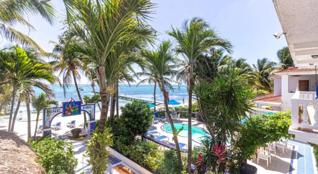 Номер Standard с балконом Blue Tang Inn - Beachfront Suites and Pool
