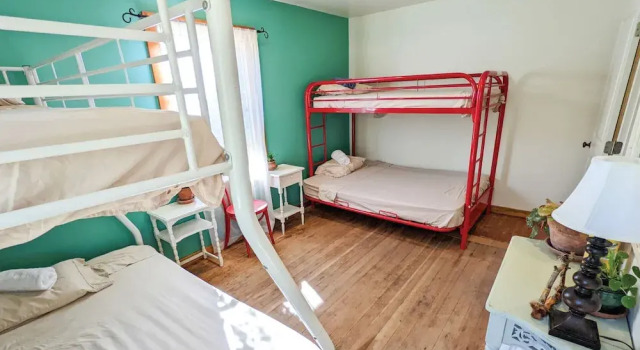 Кровать в общем номере (женский номер) Jackass Hostel