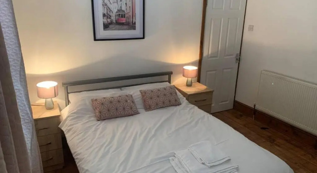 Big 6 bed house w/ 5 double beds WIFI and Netflix
