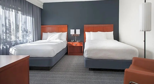 Четырёхместный люкс c 1 комнатой Courtyard by Marriott Silver Spring North/White Oak