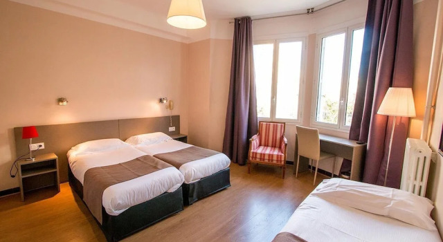 Трёхместный номер Standard с балконом The Originals City, Hôtel Mondial, Perpignan
