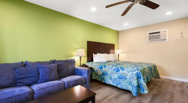 Четырёхместный номер Standard Commander Beach House Hotel
