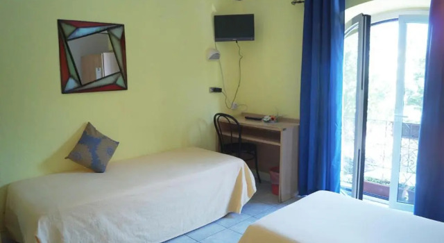 Кровать в общем номере (женский номер) Hotel Stazione