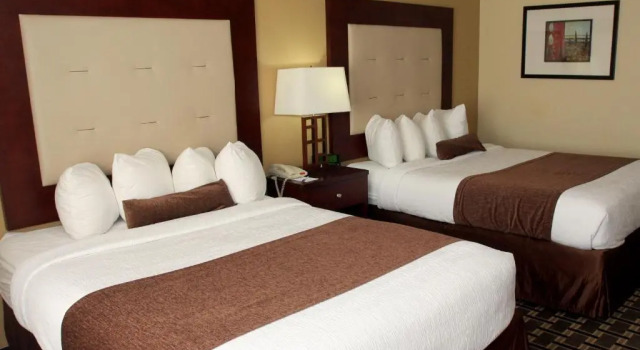 Четырёхместный номер Standard AmericInn by Wyndham Woodstock IL