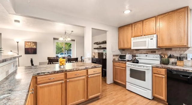 Коттедж Spacious Home near Foothills! Large Kitchen, Yard & Deck for Entertaining!