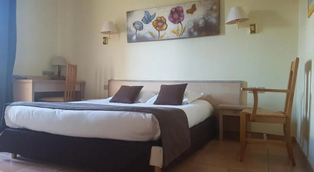 Трёхместный номер Standard с балконом Hôtel et Restaurant Logis Le Mas de Mon Père