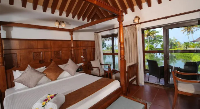 Двухместный номер Standard с балконом и с видом на озеро Gokulam Grand Resort & Spa