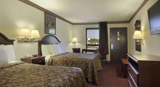Четырёхместный номер Standard Days Inn by Wyndham Bainbridge