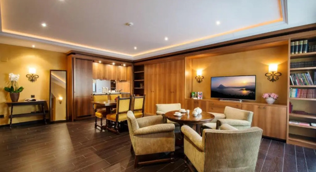 Семейный полулюкс International au Lac Historic Lakeside Hotel