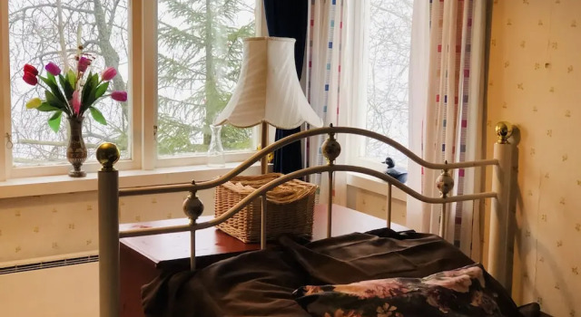 Apple Tree Cabin With River Views, Rezerwuj Hotel Hotele w Svealand z parkingiem, Parking