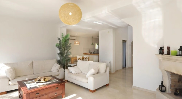 Luxury Villa Located In The Exclusive Area Of Finestra, Забронировать Вилла Гольф-Байя 