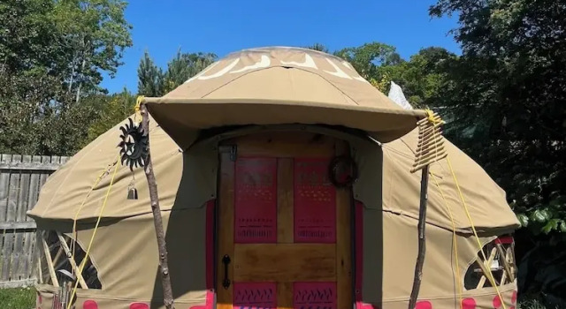 Spacious Yurt - Sleeps 2 -river and Mountain View