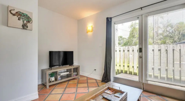 < 1 Mi to Las Olas Boulevard: Cozy Retreat w/ Yard, Забронировать Дом для отпуска Виллы Форт-Лодердейл, рядом с Центр исполнительских видов искусства Броуарда, Вилла