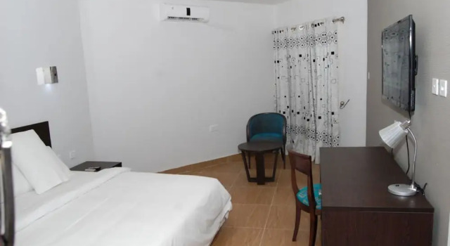 Maranatha Suites, Book Hotel Hoteller i Nekede med parkering, Parkering