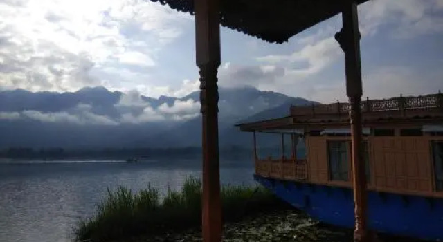 House Boat Omar Khayam, Забронировать Отель Сринагар Jammu & Kashmir Ski