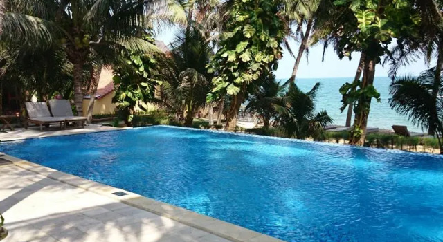 Кровать в общем номере Sunshine Beach Resort