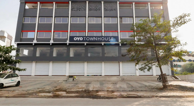 OYO Townhouse 327 C21 Mall