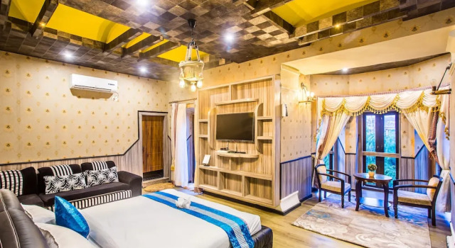 Номер Deluxe Royal Empire Boutique Hotel