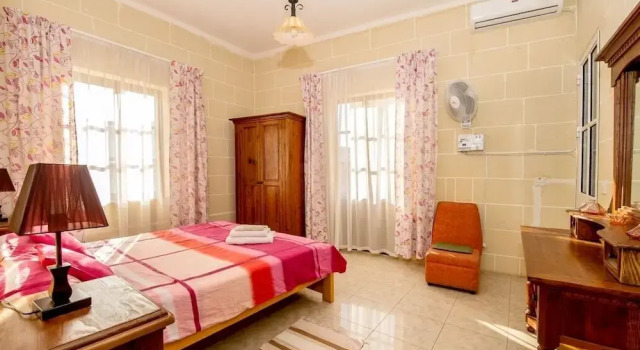 Ta Joseph, Book Bed and Breakfast Hoteller i Xewkija med parkering, Parkering