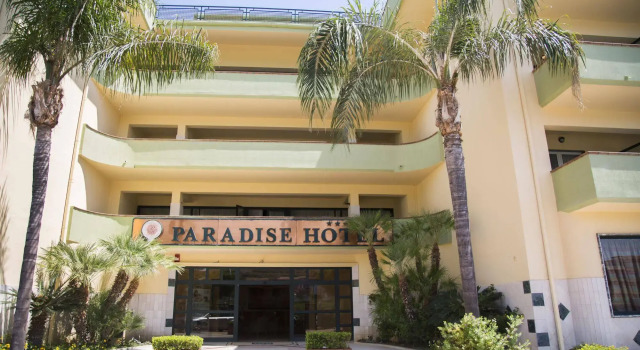 Hotel Village Paradise, Boek Hotel Hotels in Camigliano met parkeren, Parkeren