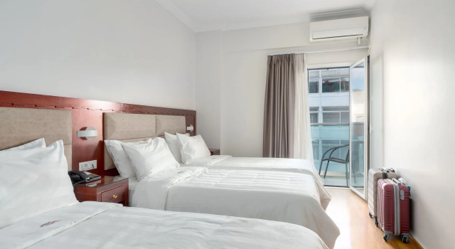 Трёхместный номер с балконом Attalos Hotel