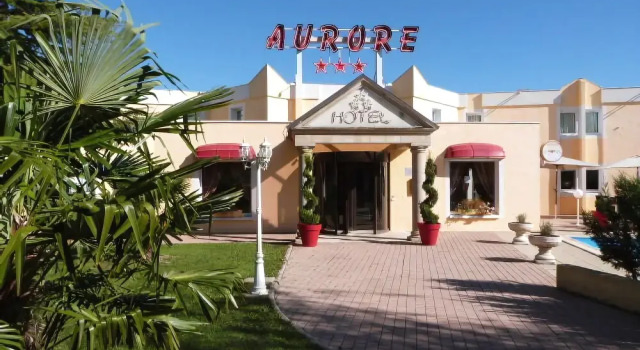 Hôtel Aurore, Rezerwuj Hotel Hotele w Cher z parkingiem, Parking