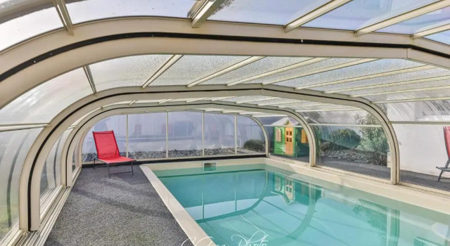 Коттедж Très jolie maison avec piscine sous dôme