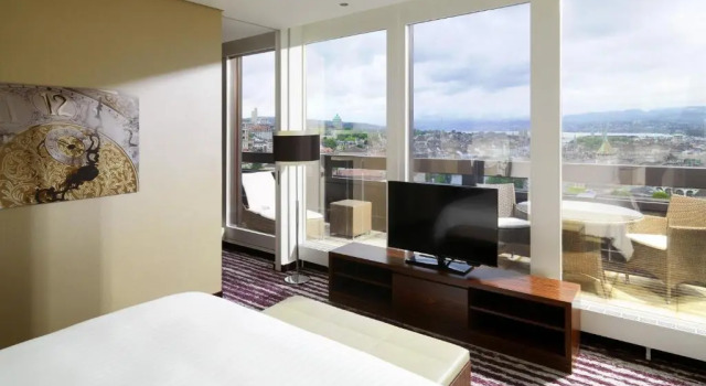 Люкс с доступом в клубный лаунж Panorama Zurich Marriott Hotel