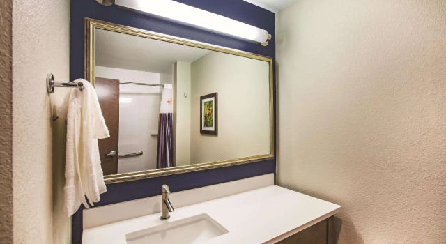 Четырёхместный номер Standard La Quinta by Wyndham Wichita Northeast