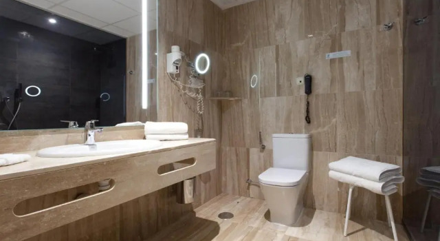 Трёхместный номер с видом на площадь Пуэрта-дель-Соль Hotel Europa